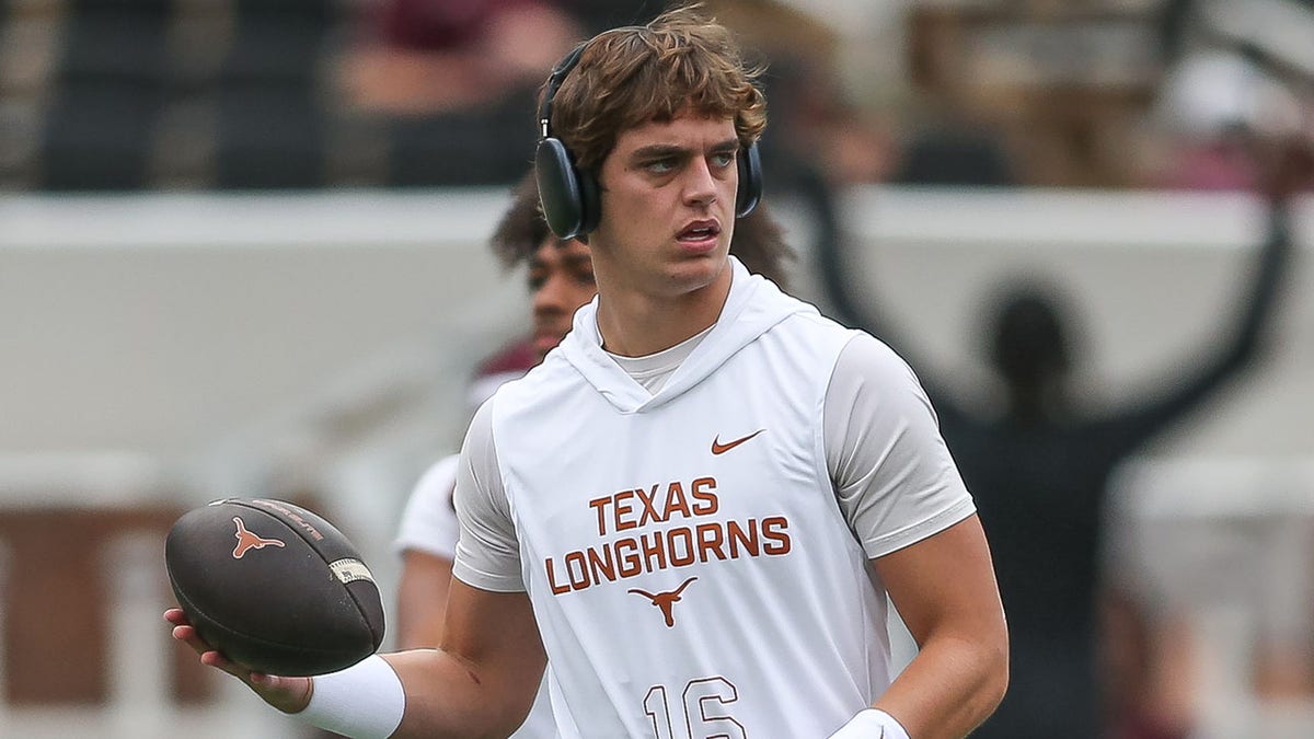 Arch Manning warms up before Mississippi State game