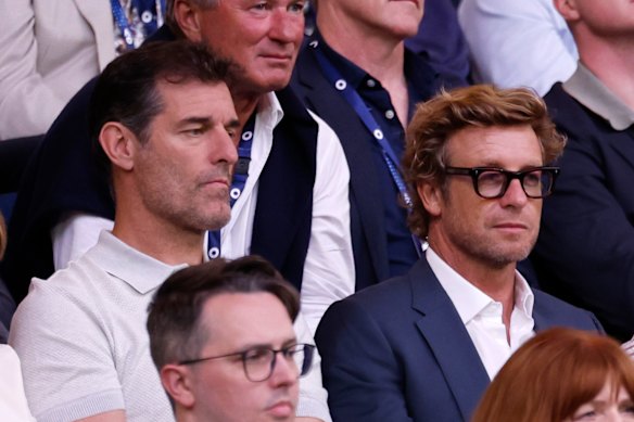 Mark Webber and Simon Baker watch the men’s final.