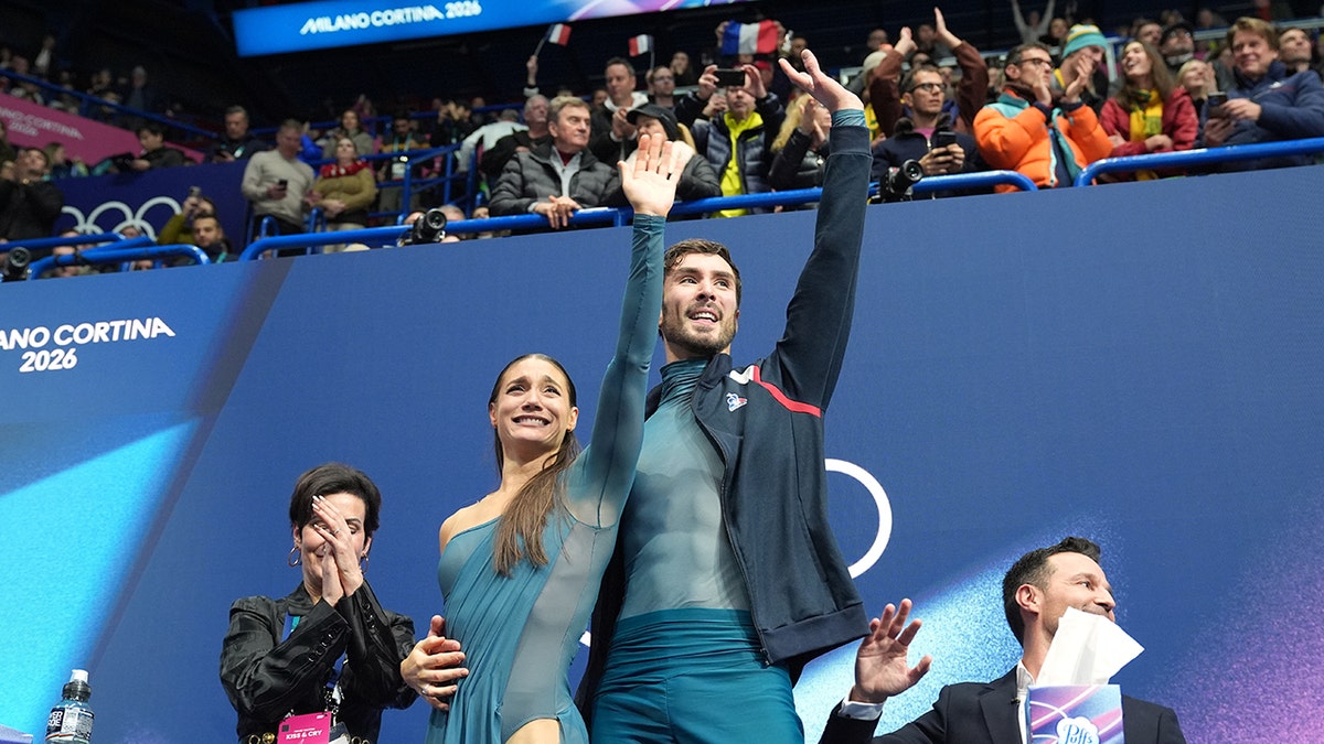 Laurence Fournier Beaudry and Guillame Cizeron salute crowd