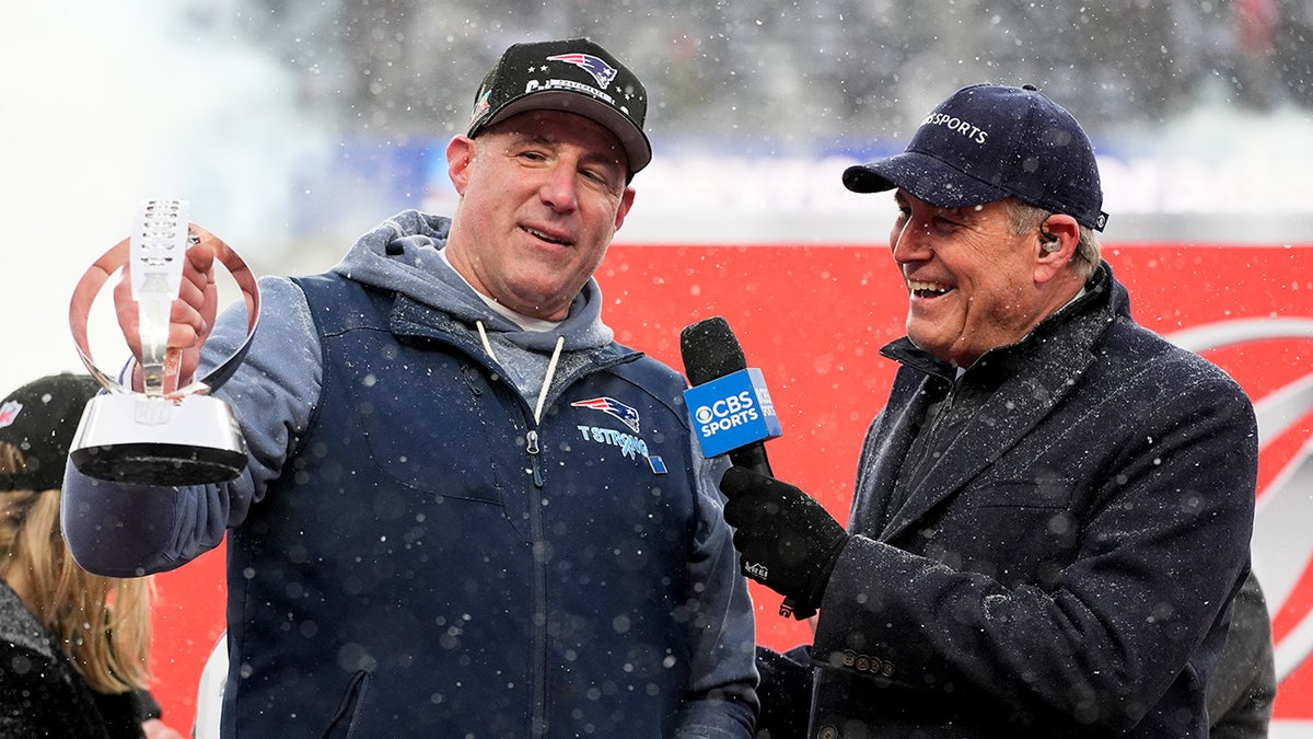 Mike Vrabel talks to Jim Nantz