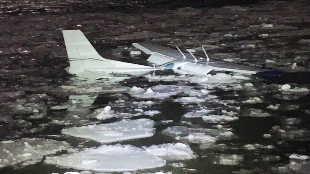 2 rescued after small plane makes emergency landing in Hudson River