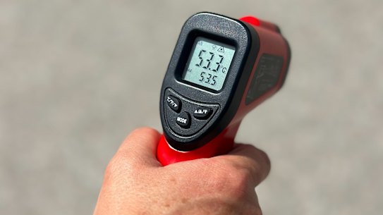 Testing the temperature on the Victoria Bridge in Brisbane with Anna Campbell from Queensland Walks.