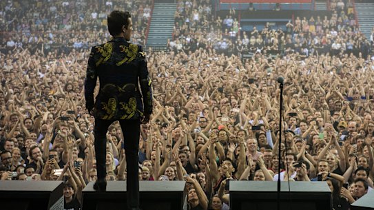 Brandon Flowers surveys the sold-out Brisbane crowd during Mr Brightside during a visit to Australia in 2018.