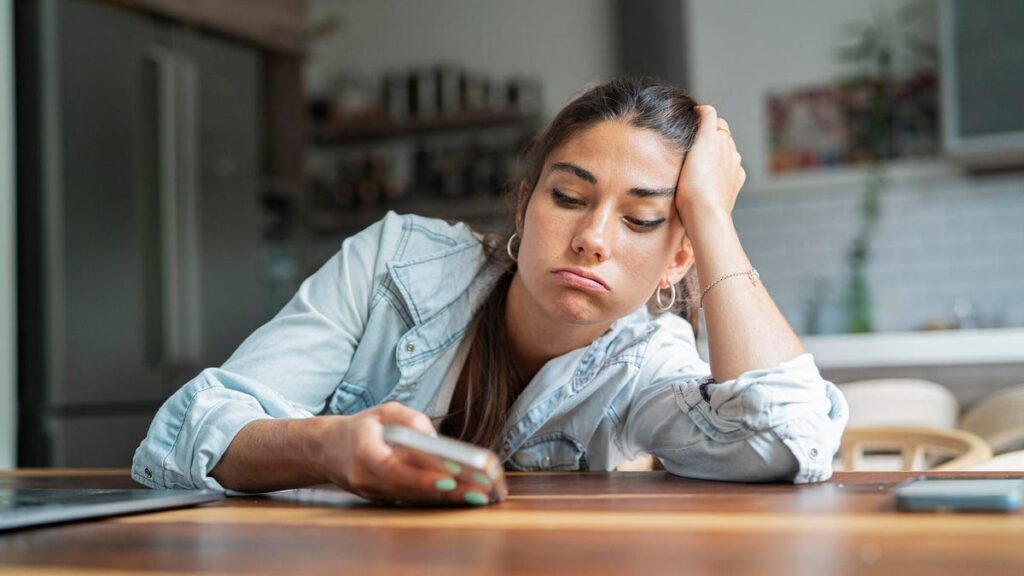 When Your Phone Pings, It Hijacks Your Brain for 7 Seconds, Study Finds