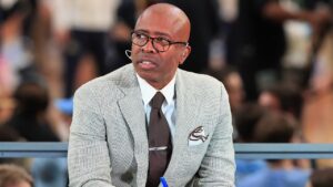 Former UNC basketball star Kenny Smith reacts to Hubert Davis’ firing, shuts down coaching job interest