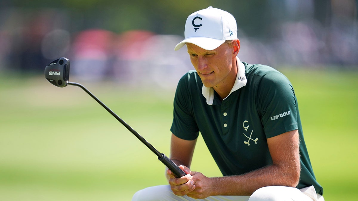 Adrian Meronk gets ready to putt