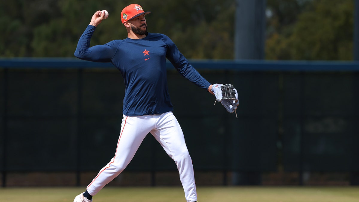 Carlos Correa warms up
