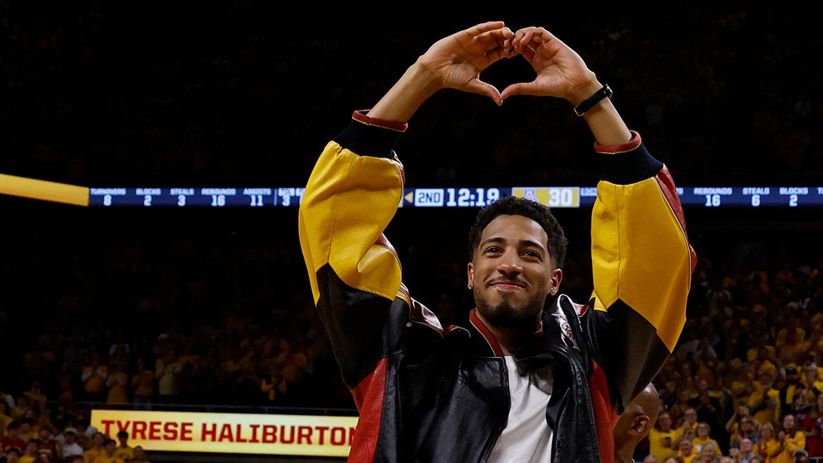 Tyrese Haliburton salutes Iowa State crowd