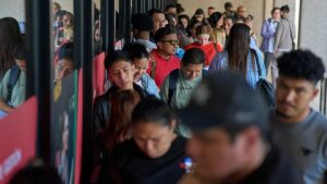 Spain immigration officers cancel strike ahead of migrant amnesty