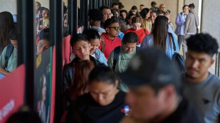 Spain immigration officers cancel strike ahead of migrant amnesty