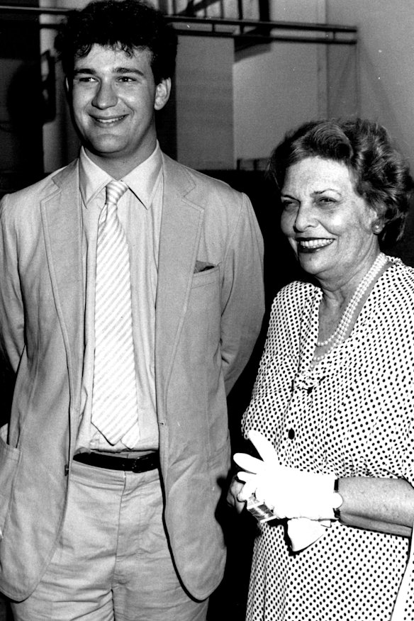 Francis Packer with Lady Florence Packer, the second wife of Sir Frank Packer, at the Art Gallery in 1985.