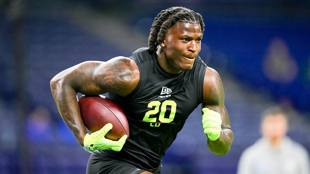 Arvell Reese wearing Ohio State uniform at NFL Scouting Combine in Lucas Oil Stadium