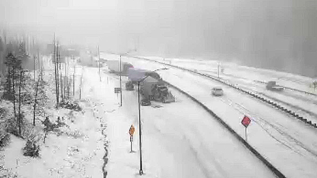 Snowstorm blankets crash-hit Colorado highway