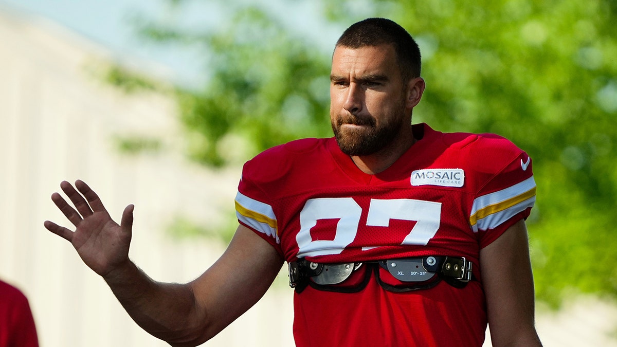 Kansas City Chiefs tight end Travis Kelce greeting fans at training camp