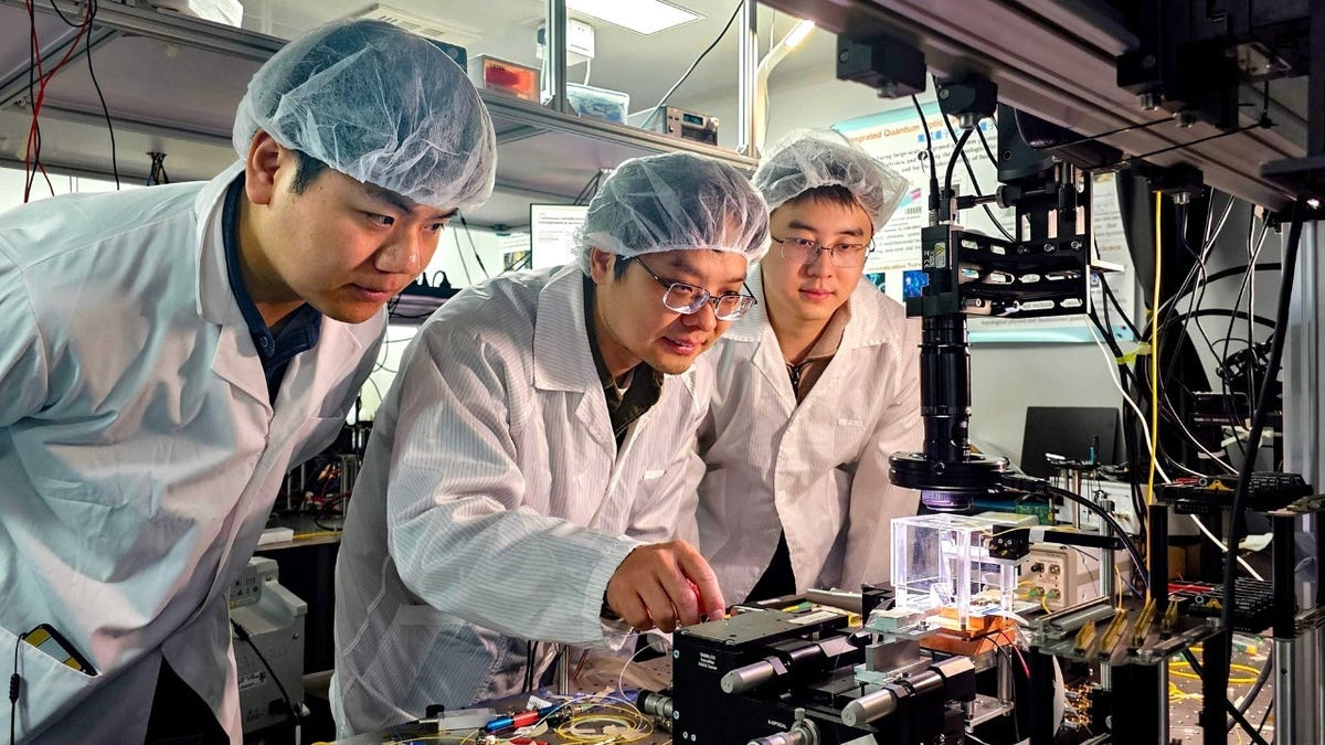 Chinese scientists test a quantum chip in a lab