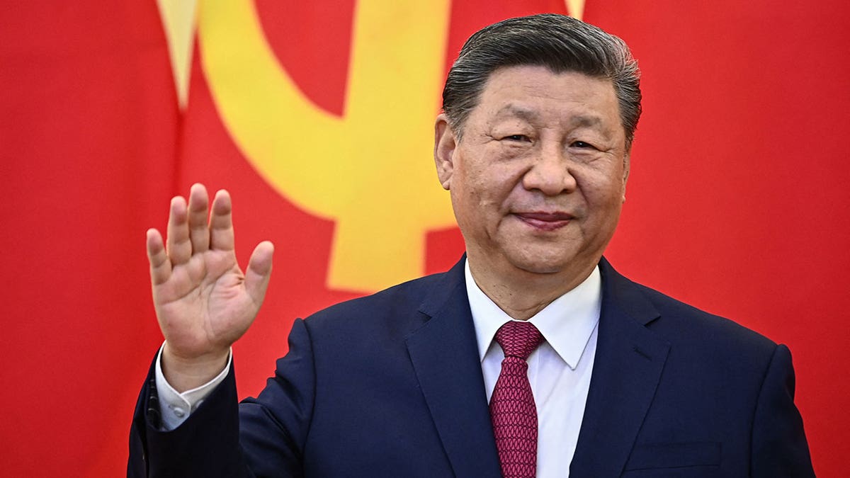 Chinese President Xi Jinping waving during a meeting with Vietnam's communist party general secretary To Lam