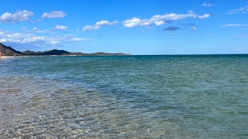 Sardinia: beach shade only for children and elderly