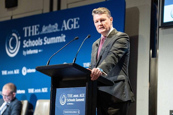 Education Minister Ben Carroll is going to take stronger measures to ban parents who threaten their children’s teachers.