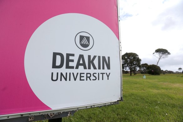 Deakin University has apologised to its 6000 staff for plans it said two weeks ago would affect 1800 jobs. 