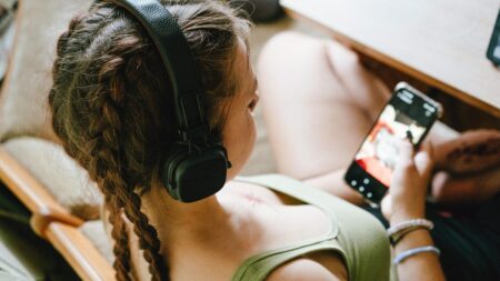 Deezer’s Free Tool Scans Your Streaming Playlists for AI-Generated Music
