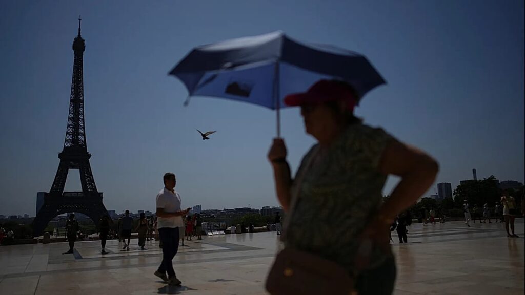 Iconic Paris landmarks to close early as heatwave sweeps France