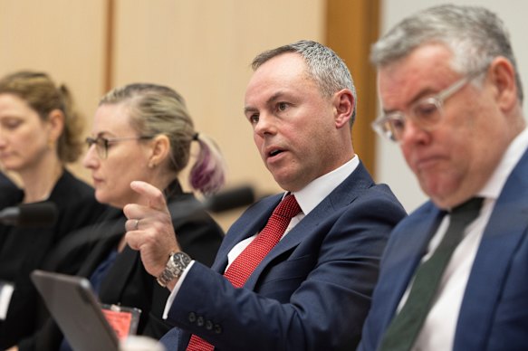 Fair Work Commission general manager Murray Furlong (centre).