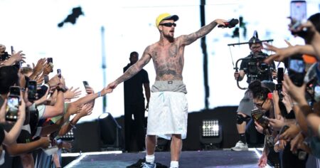 Justin Bieber Makes Surprise Appearance at Fanatics Fest, Performs Shirtless
