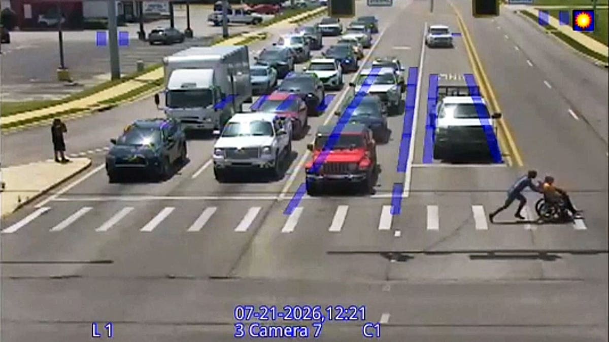 Good Samaritan in Arkansas helps man in wheelchair cross intersection