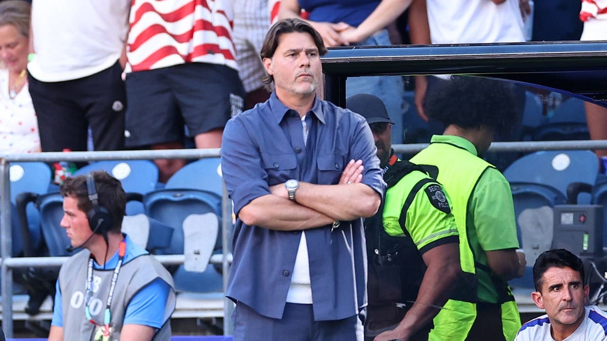 Mauricio Pochettino arms folded