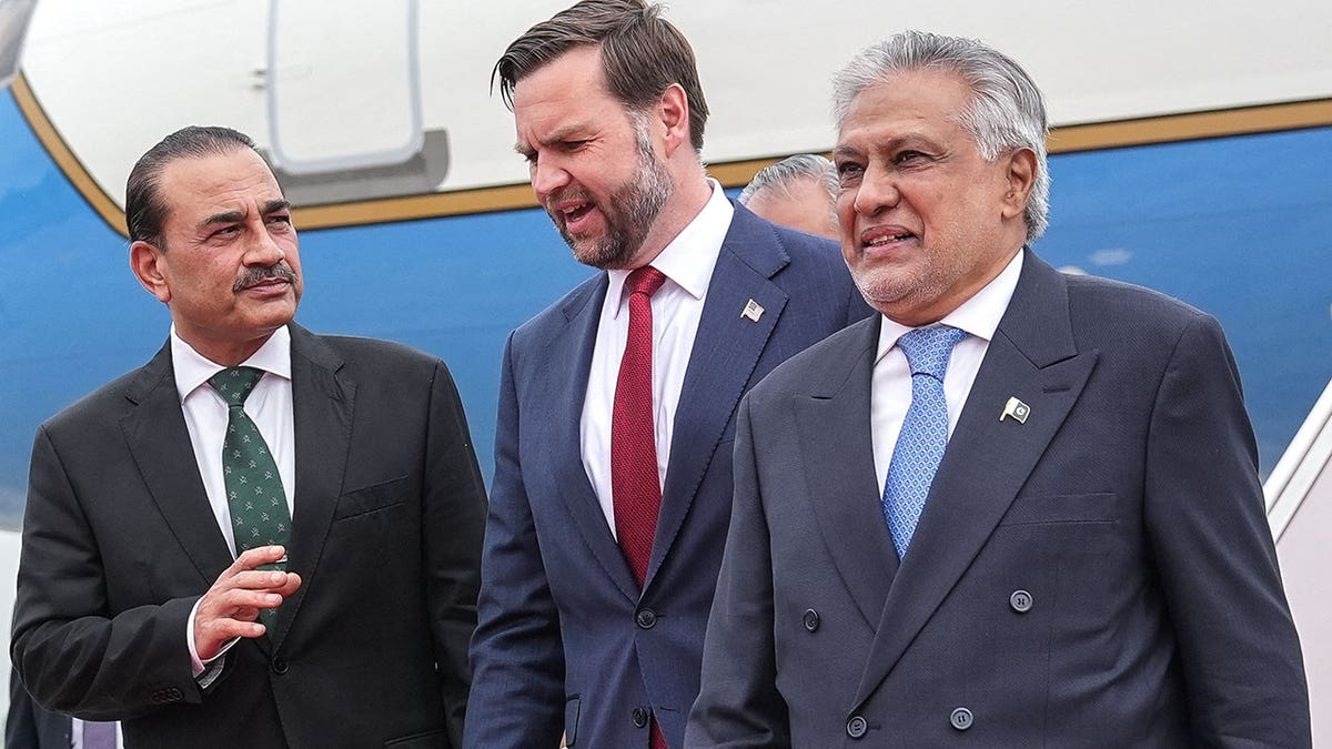 US Vice President JD Vance (C) speaks with Army Chief and Field Marshal Syed Asim Munir (L)