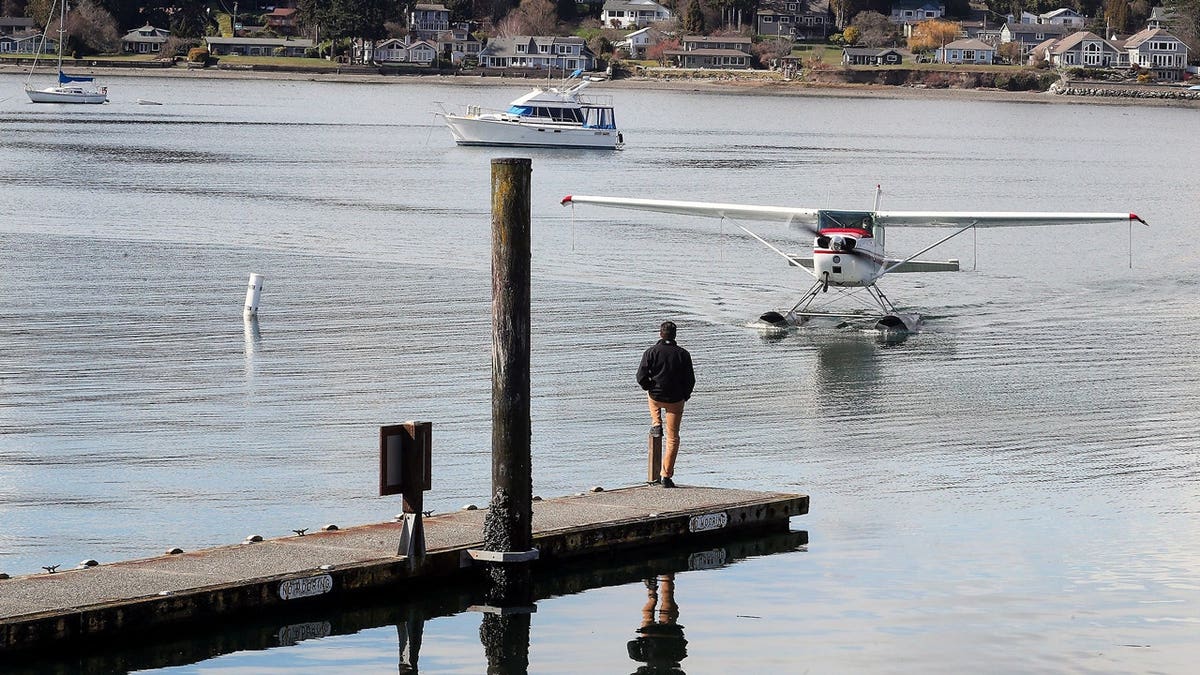 A Kenmore Air floatplane