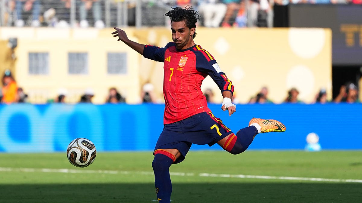 Ferran Torres kicks