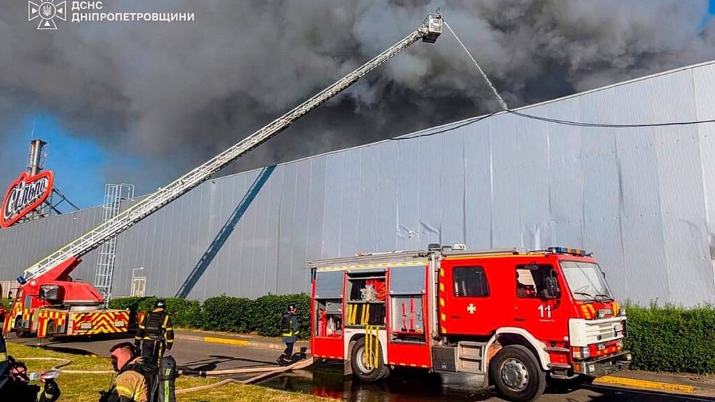 Deadly Russian daytime attack on shopping mall in Zelenskyy’s hometown