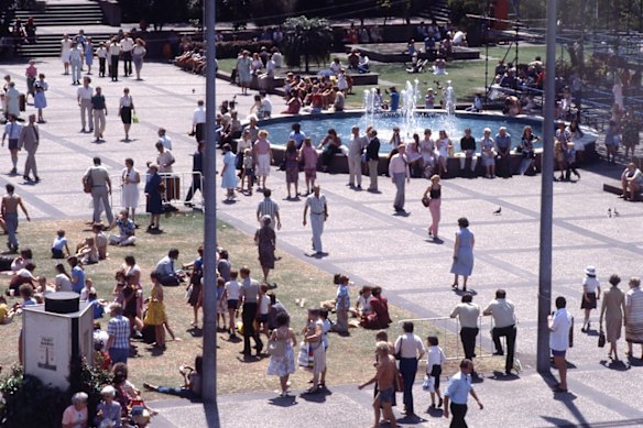 King George Square in 1981 featured a fountain and grass.