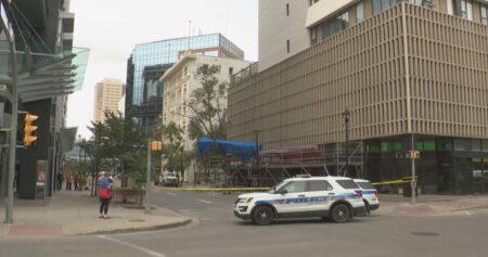 Downtown Regina scaffolding falls, sending 2 to hospital