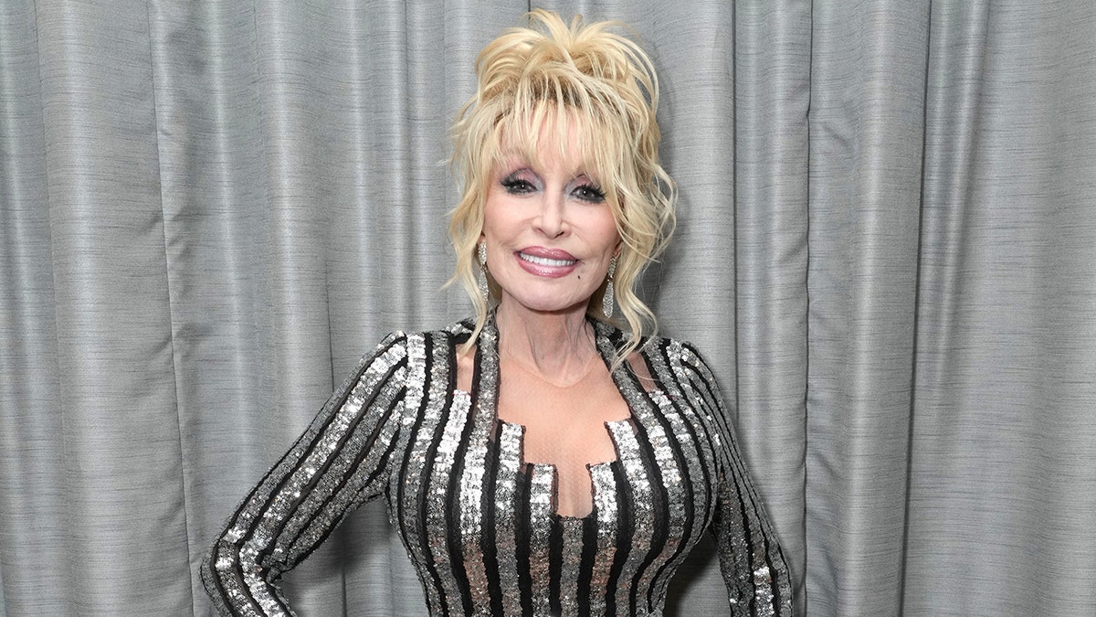 LOS ANGELES, CALIFORNIA - NOVEMBER 05: Dolly Parton attends the 37th Annual Rock & Roll Hall of Fame Induction Ceremony at Microsoft Theater on November 05, 2022 in Los Angeles, California. (Photo by Kevin Mazur/Getty Images for The Rock and Roll Hall of Fame)