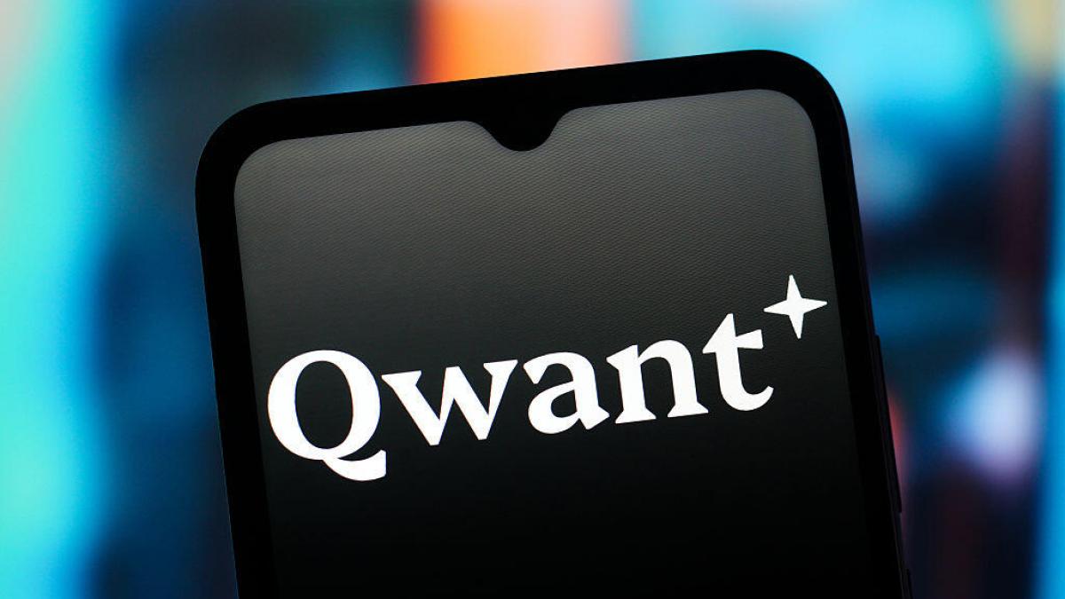 The Qwant logo on a smartphone.