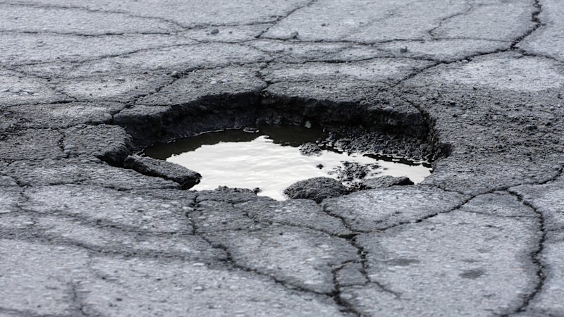 Motorbike rider from Ballarat dies after reportedly hitting pothole on Western Highway near Beaufort