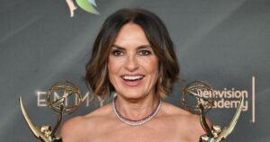 Mariska Hargitay Gives Emotional Emmys Acceptance Speech for ‘My Mom Jayne’ While Nodding to Gloria Steinem