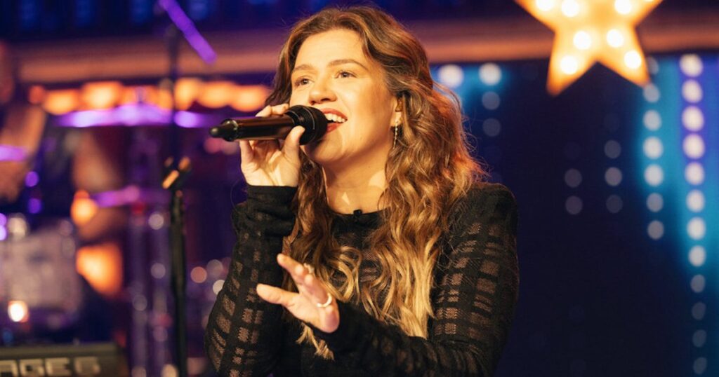Kelly Clarkson Gets Sweet Send-Off From Her Kids During Emotional Final Talk Show Episode