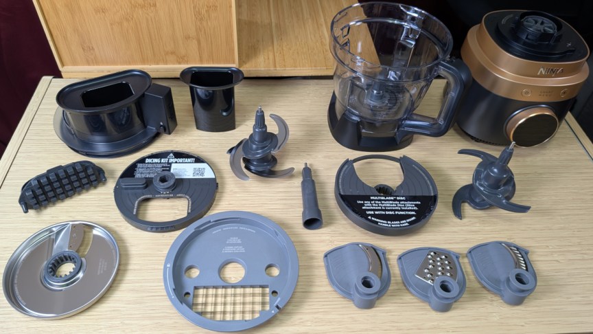 Ninja-CrushBoss-base-with-vessels-and-accessories-on-desk.jpg