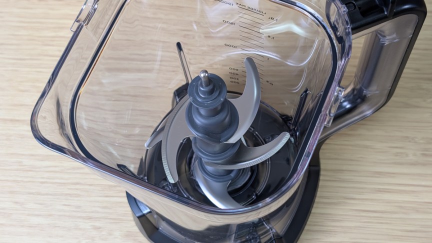 Ninja-CrushBoss-large-blender-pitcher-with-blade-assembly