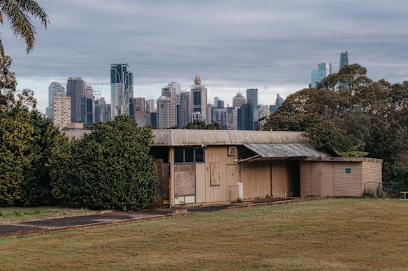 The abandoned Wavo Bowlo, possibly the only eyesore in the whole suburb.
