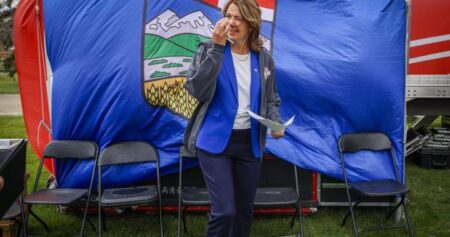 ‘Why walk away?’: Emotional Danielle Smith speaks against separation at online forum